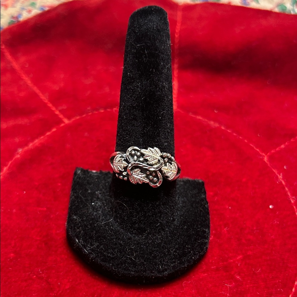Elegant Sterling Silver Floral Leaf Ring Size 8
